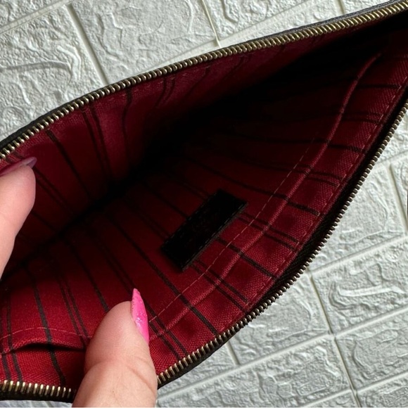 ✨💎BEAUTIFUL💎✨Louis Vuitton Damier Ebene Wristlet Pouch w/ Coa and dustbag - Picture 5 of 11